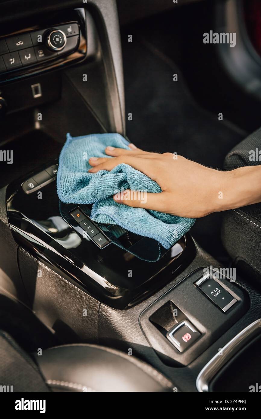Reinigung und Detaillierung des Fahrzeuginnenraums mit Mikrofasertuch Stockfoto