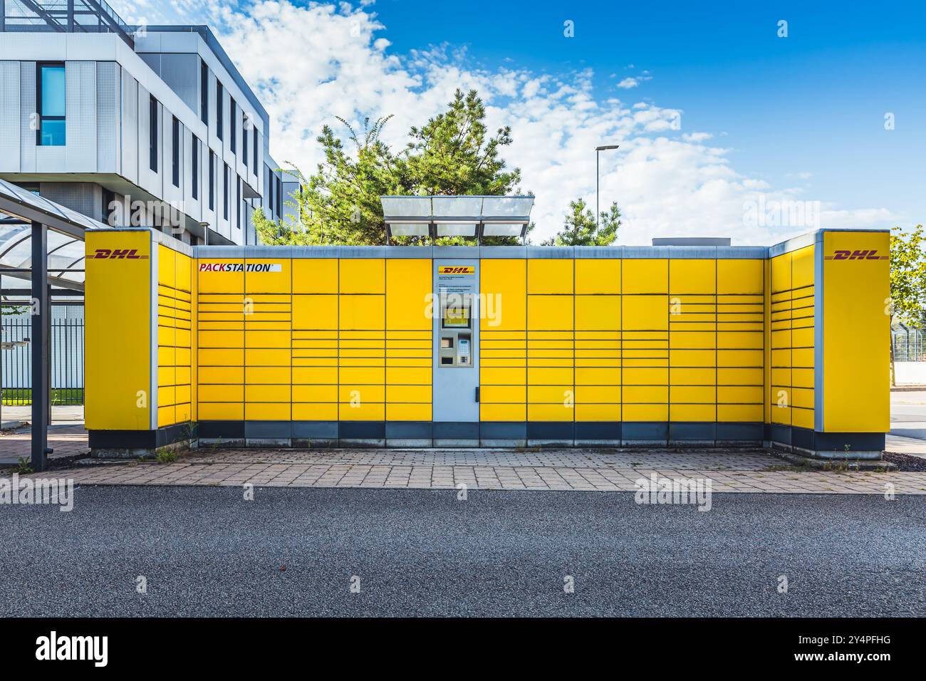 Rot, Deutschland - 24. August 2024: Logos des Paketschließfaches. DHL ist ein deutsches Logistikunternehmen, das mit der Deutschen Postbank A Kurierdienste anbietet Stockfoto