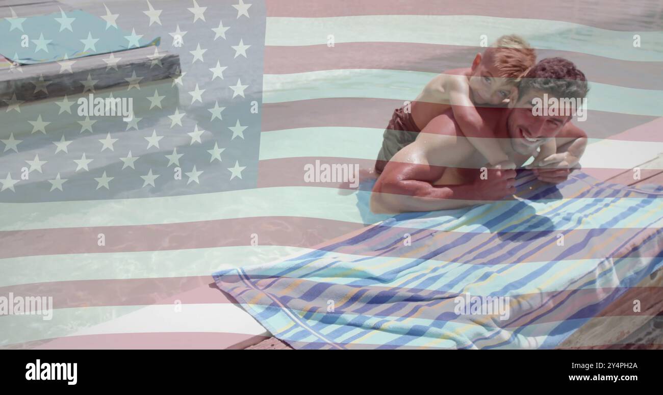 Bild einer amerikanischen Flagge über glücklichem kaukasischem Vater und Sohn, die im sonnigen Pool spielen Stockfoto
