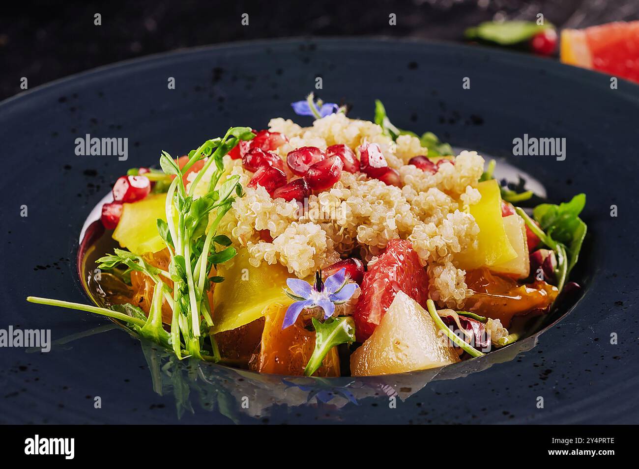 Salat Couscous mit Grapefruit und Granatapfelkernen Stockfoto