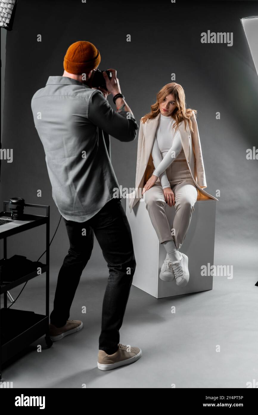Machen Sie professionelle Fotos im Studio mit einem weiblichen Modell für ein Fotoshooting Stockfoto