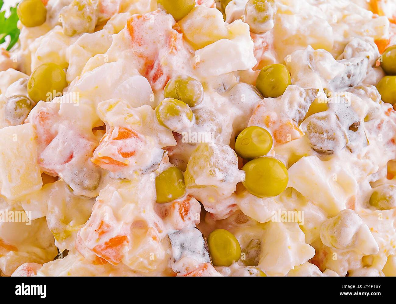 Salat Olivier mit Mayonnaise aus nächster Nähe Stockfoto