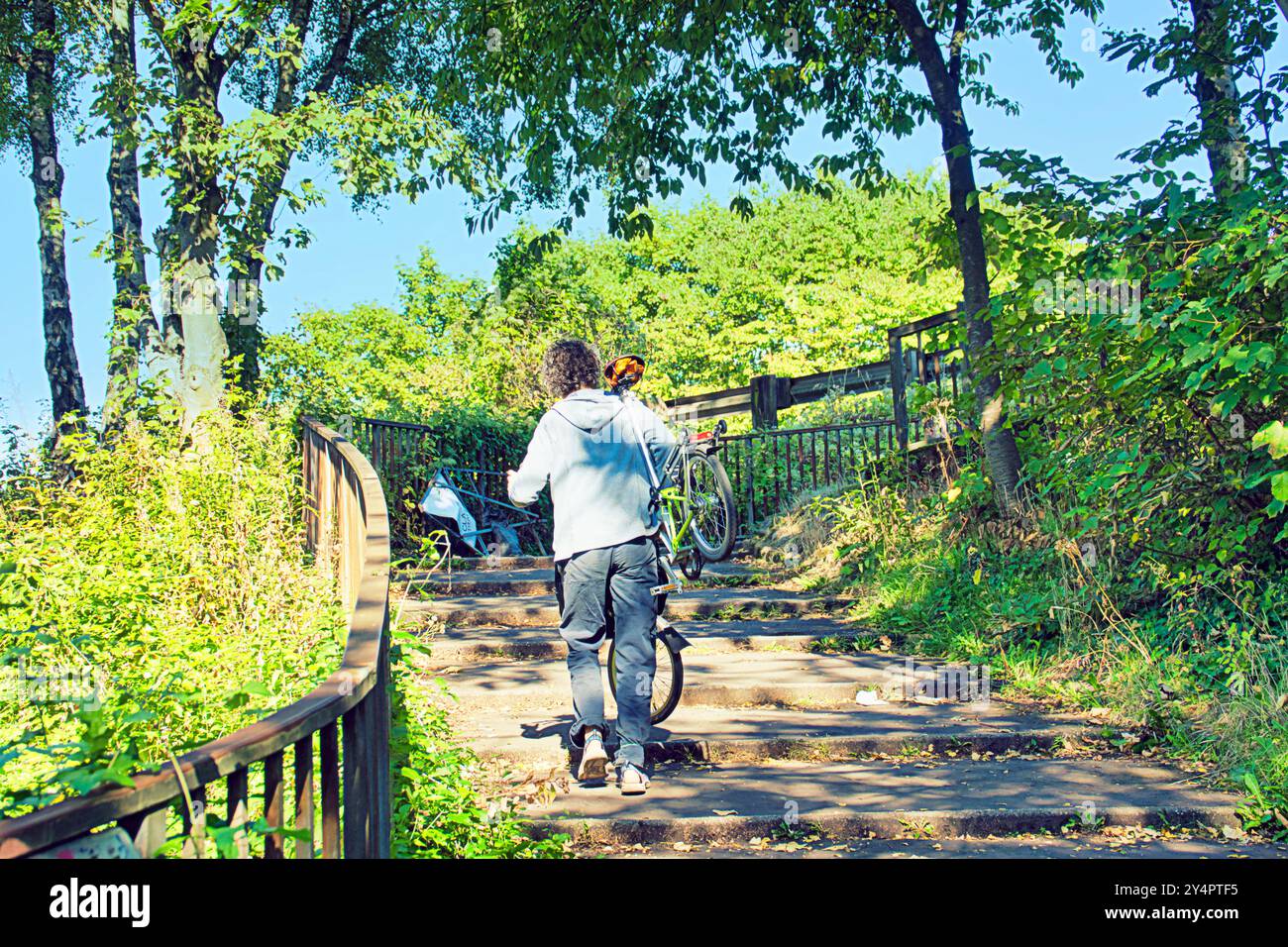 Glasgow, Schottland, Vereinigtes Königreich, 19. September 2024. Wetter in Großbritannien: Sonnig und warm, wenn der Sommer zurückkehrt. Mit dem Fahrrad bergauf geht es nach Credit Gerard Ferry/Alamy Live News Stockfoto
