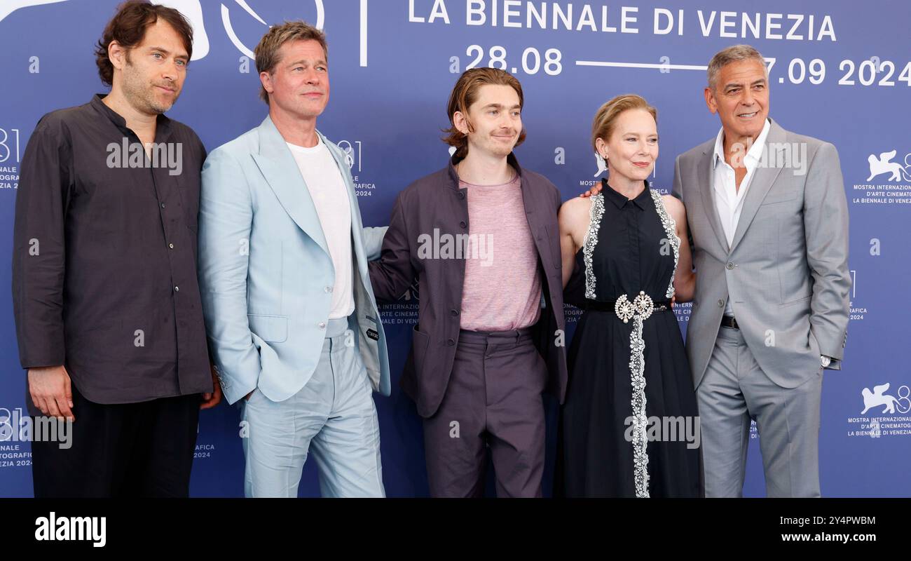 Venedig, Italien. September 2024. Jon Watts, Brad Pitt, Austin Abrams, Amy Ryan und George Clooney posieren beim Fotoaufruf von „Wolfs“ während des 81. Internationalen Filmfestivals von Venedig im Palazzo del Casino am Lido in Venedig, Italien, am 1. September 2024. Quelle: dpa/Alamy Live News Stockfoto