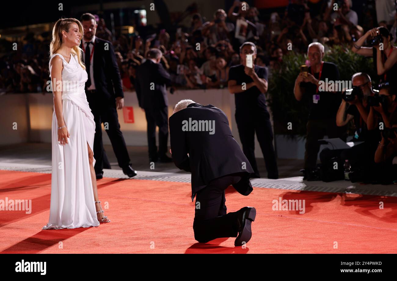 Alejandra Silva und Richard Gere nehmen am 1. September 2024 an der Premiere von „Wolfs“ während des 81. Internationalen Filmfestivals von Venedig im Palazzo del Cinema am Lido in Venedig Teil. Stockfoto