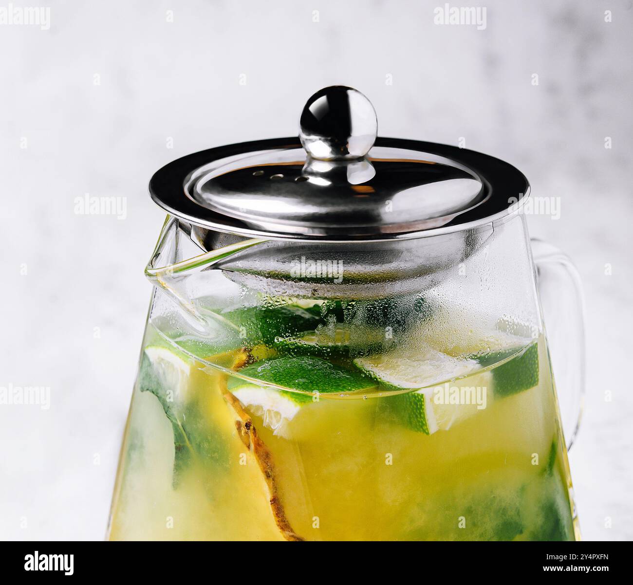 Grüntee mit Passionsfrucht oder Limonade mit Limette und Minze Stockfoto