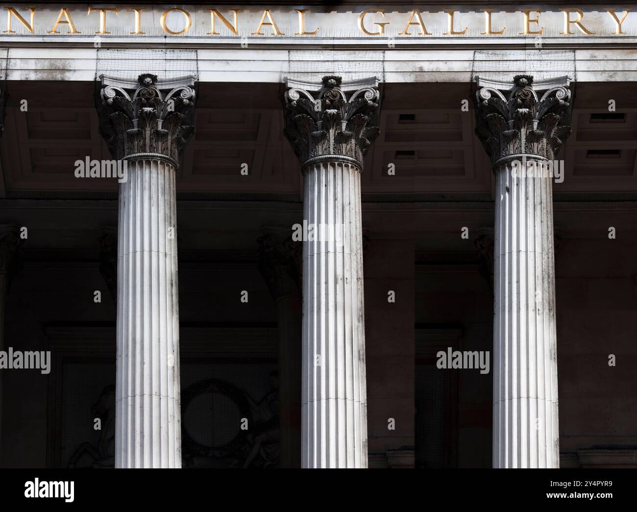 Elegante Säulen der National Gallery heben das klassische Design der pulsierenden Kulturszene Londons hervor. Stockfoto