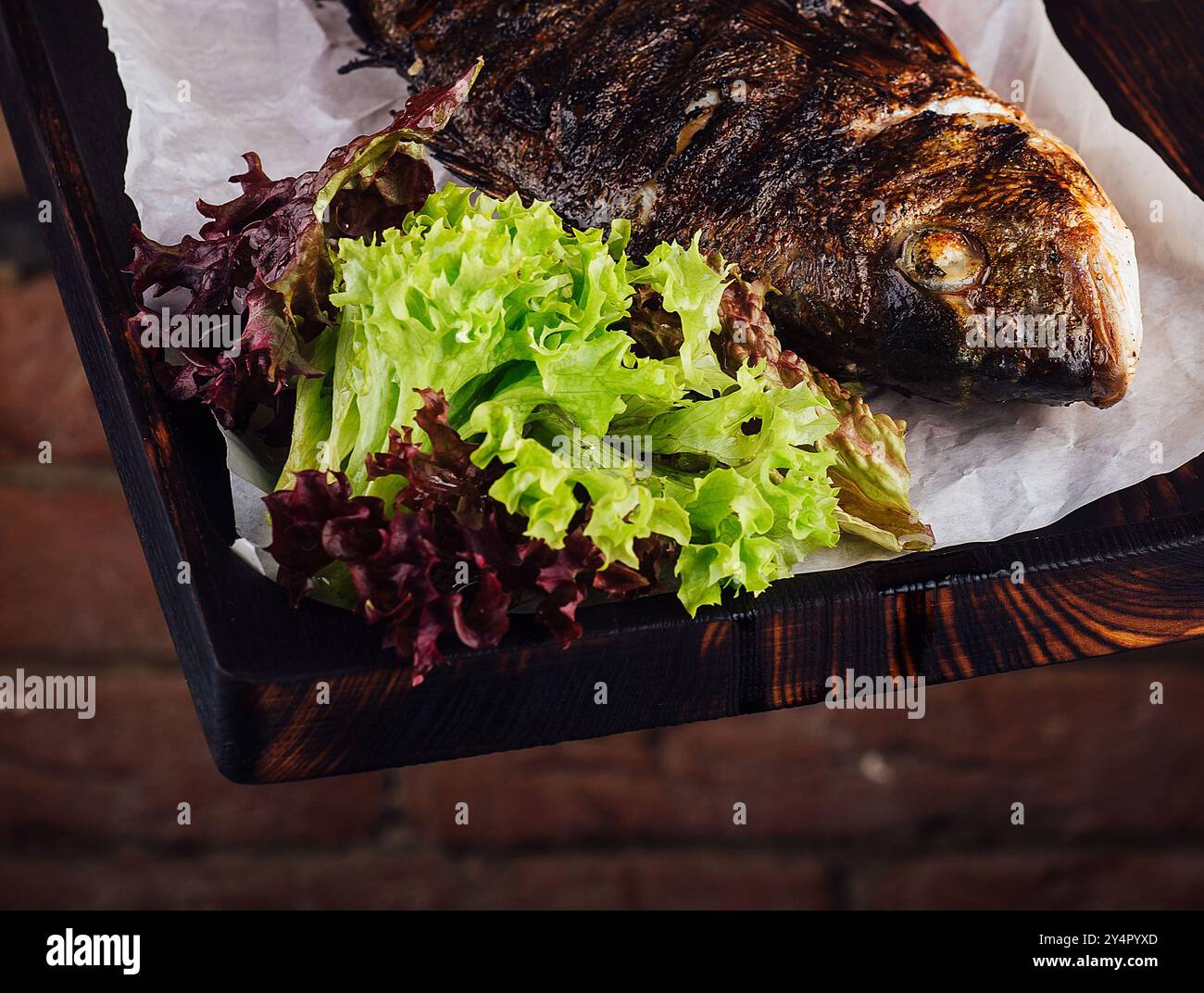 Gebratener Karpfen auf Holzbrett Stockfoto