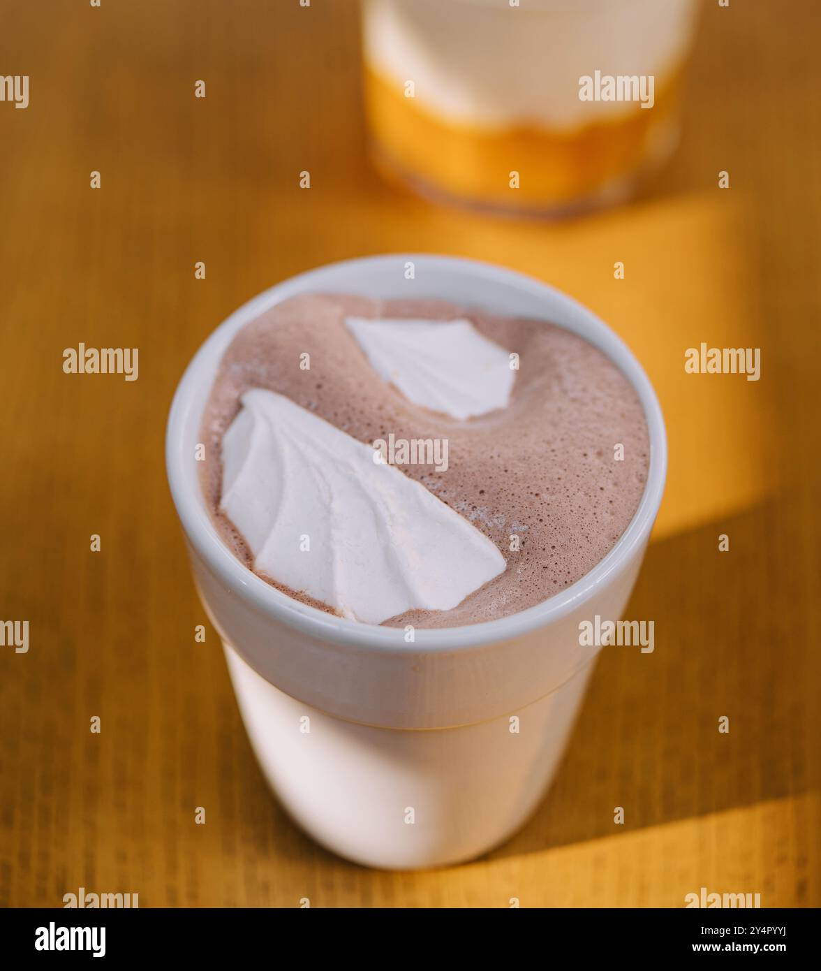 Heiße Schokolade mit Marshmallows auf Holztisch Stockfoto