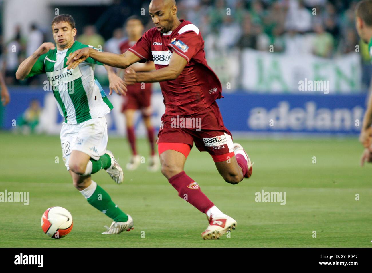 Sevilla, Spanien, 11. Mai 2008, Kanoute kämpft im Mai im Ruiz de Lopera Stadion mit Rivera in einem aufregenden lokalen Derby zwischen Sevilla FC und Real Betis Stockfoto