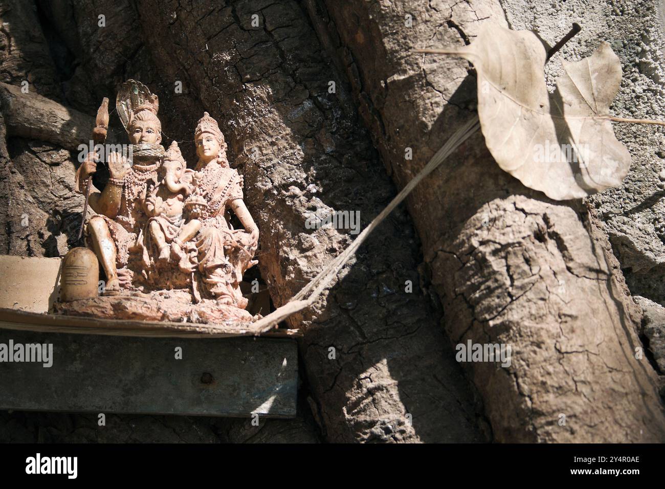 Banganga, Maharashtra / Indien - 24. Februar 2007: Statue eines hinduistischen Gottes Shiva, Parvati und Ganesha. Stockfoto