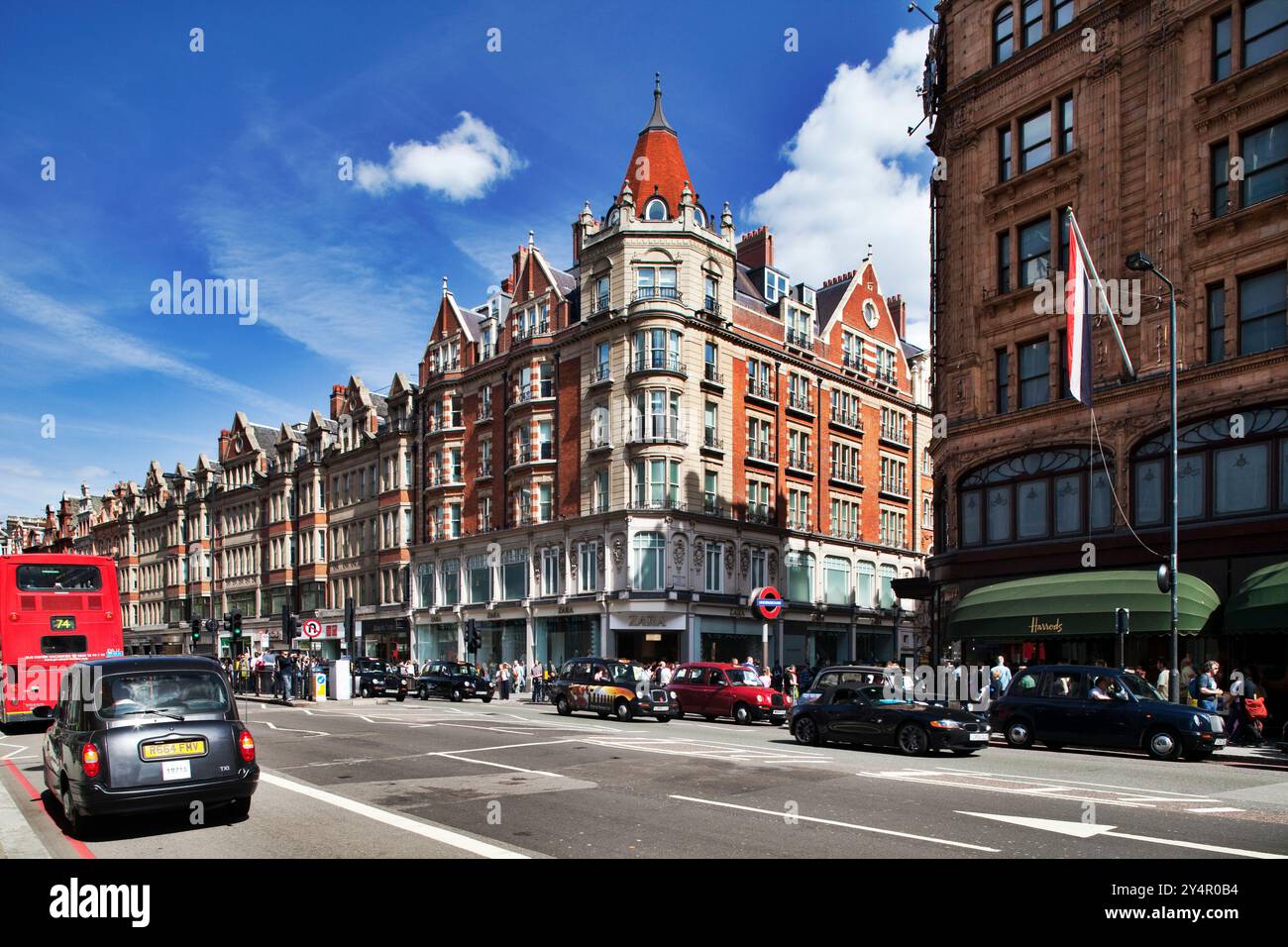 London, Großbritannien, 2. Mai 2009, die geschäftige Straße in London zeigt die atemberaubende Architektur der Brompton Road 79, voller klassischer Autos und Fußgänger Stockfoto