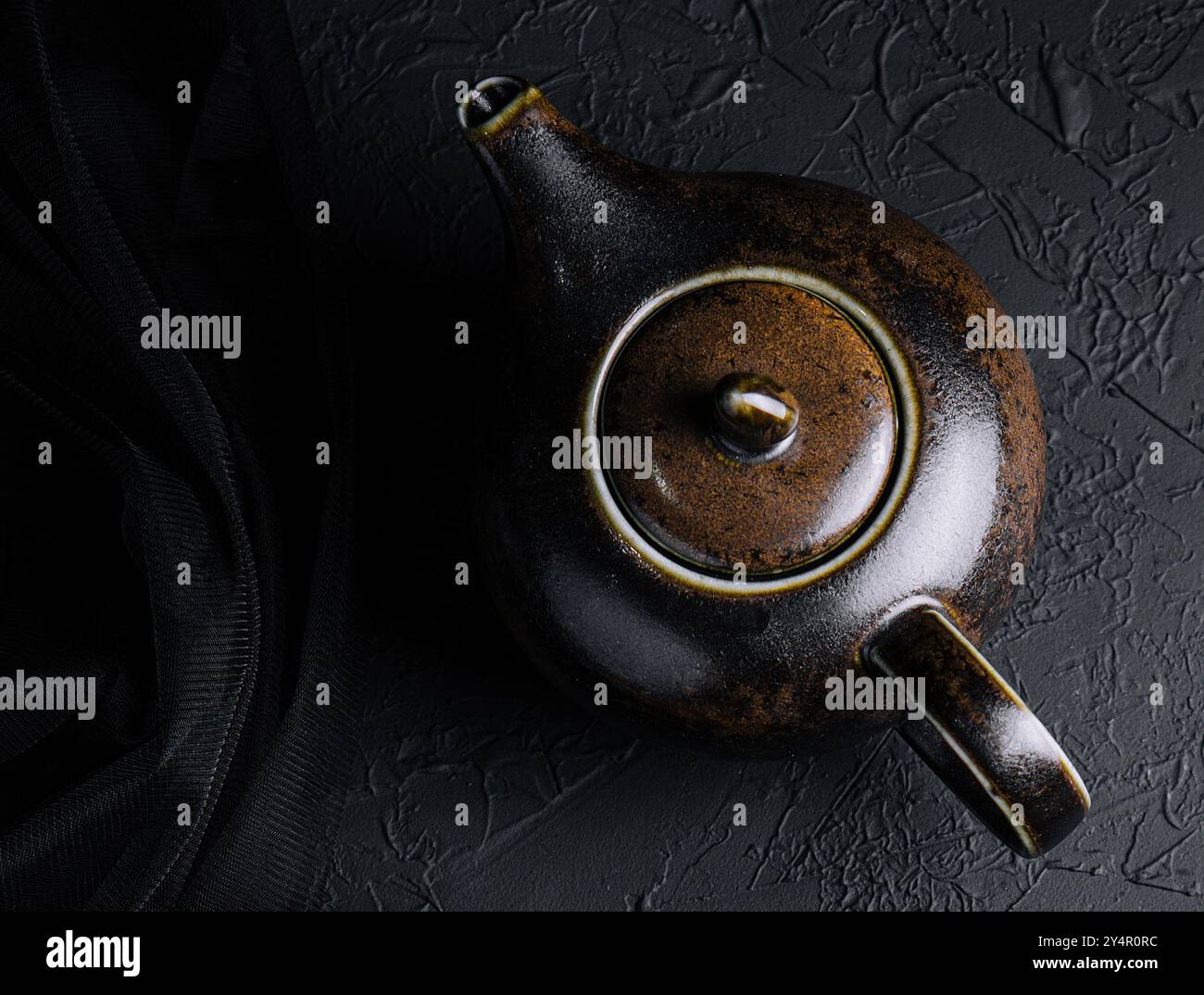 Harmony of Tea: Wasserkocher auf schwarzem Stein Stockfoto