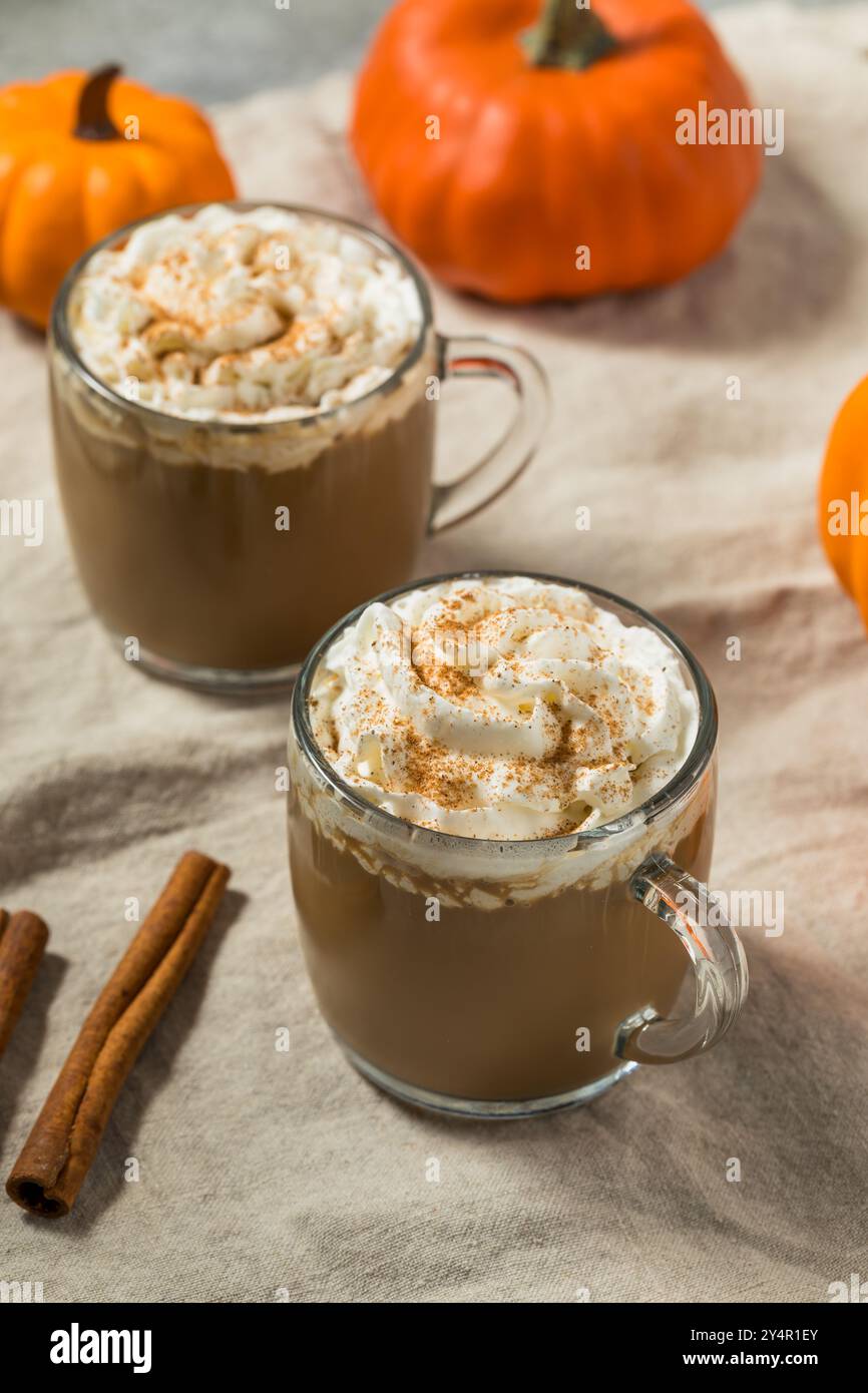 Süßer, erfrischender, warmer Kürbis-Spice Latte mit Schlagsahne Stockfoto