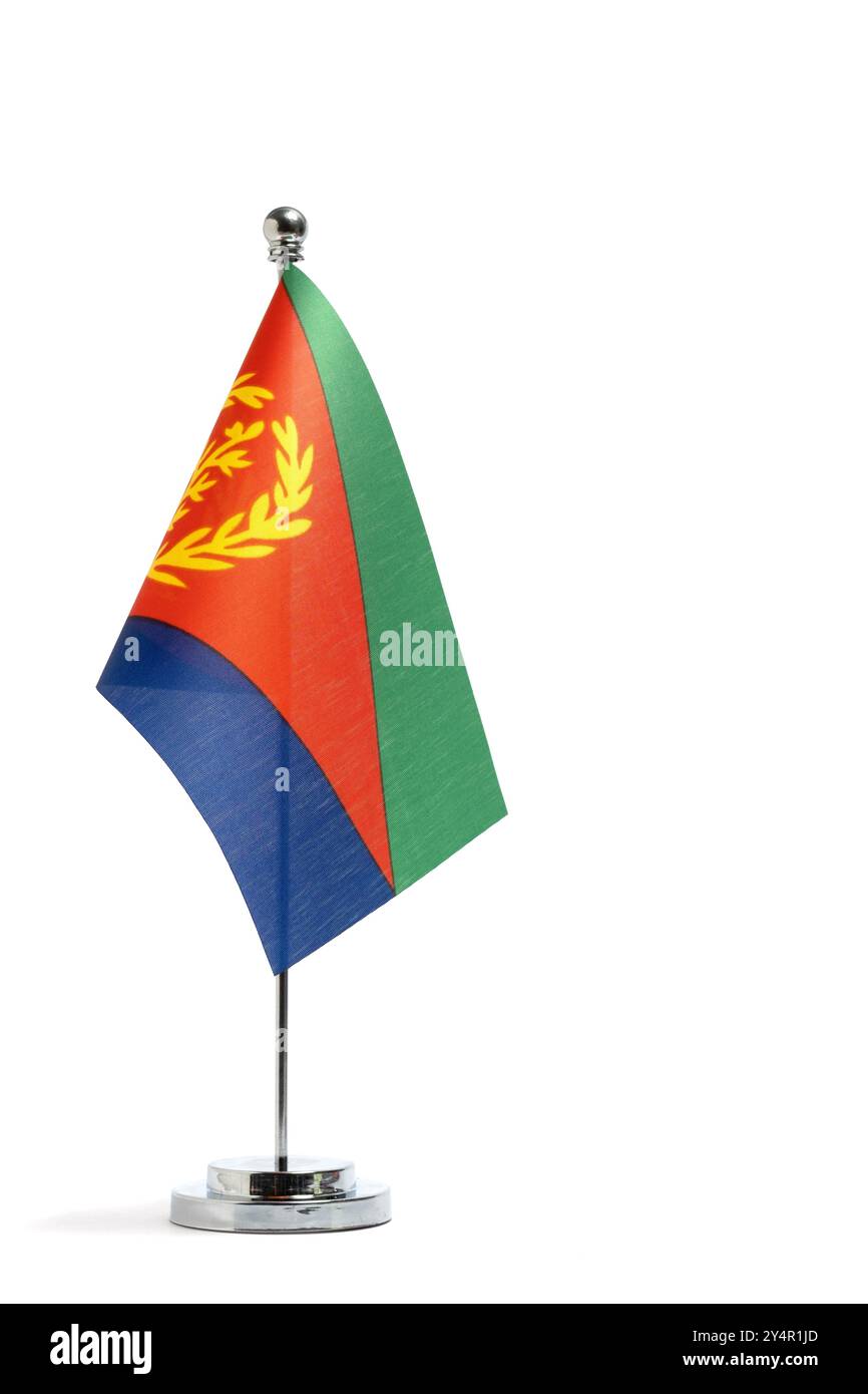 Tabelle Nationalflagge Eritrea auf Metallfahnenmast auf weißem Hintergrund Stockfoto