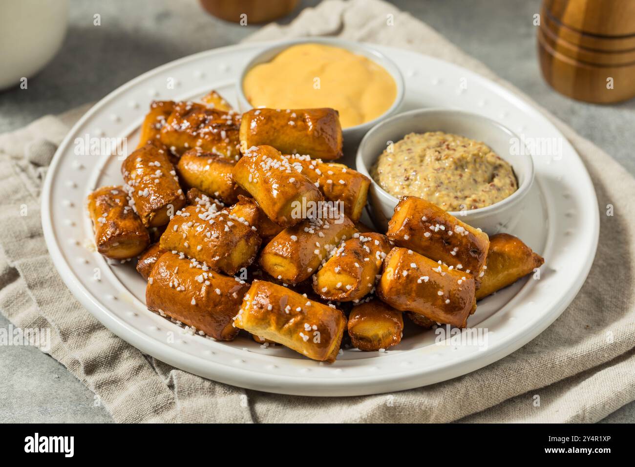 Warme Butterweicher Brezel mit Käse und Senf Stockfoto