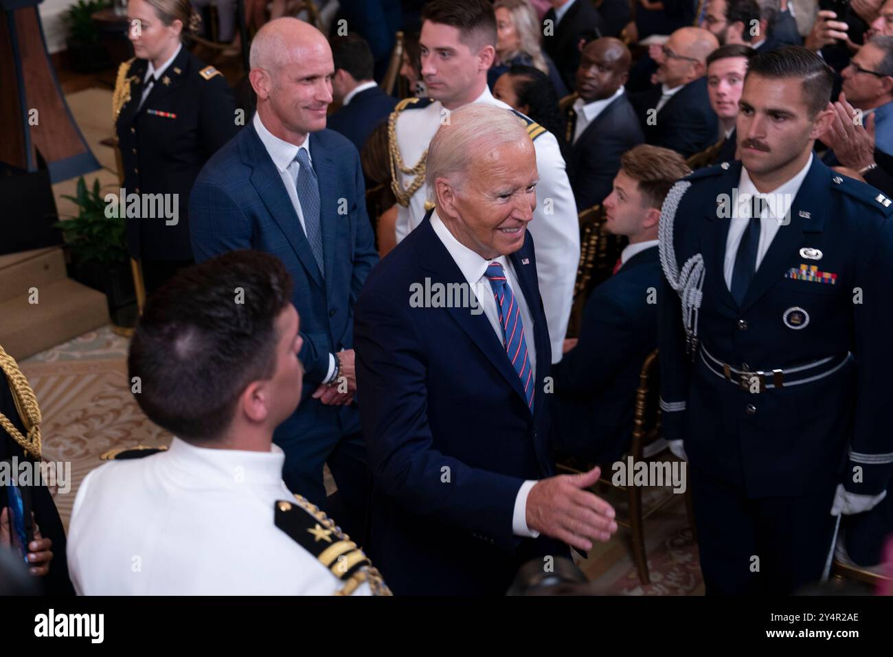 Washington, Vereinigte Staaten. September 2024. US-Präsident Joe Biden feiert am 10. September 2024 die NCAA-Meisterschaftssaison 2023-2024 im Weißen Haus in Washington, DC, anlässlich einer Zeremonie zu Ehren des Basketballteams der University of Connecticut Huskies Mens. Quelle: Chris Kleponis/CNP/dpa/Alamy Live News Stockfoto