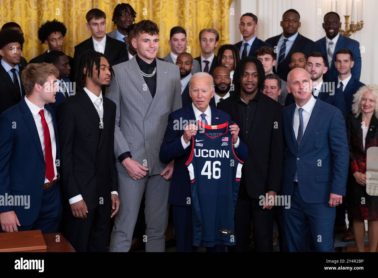 Washington, Vereinigte Staaten. September 2024. US-Präsident Joe Biden erhält ein Mannschaftstrikot vom Basketballteam der University of Connecticut Huskies Mens im Weißen Haus in Washington, DC bei einer Veranstaltung, die die NCAA-Meisterschaftssaison 2023-2024 am 10. September 2024 feiert. Quelle: Chris Kleponis/CNP/dpa/Alamy Live News Stockfoto