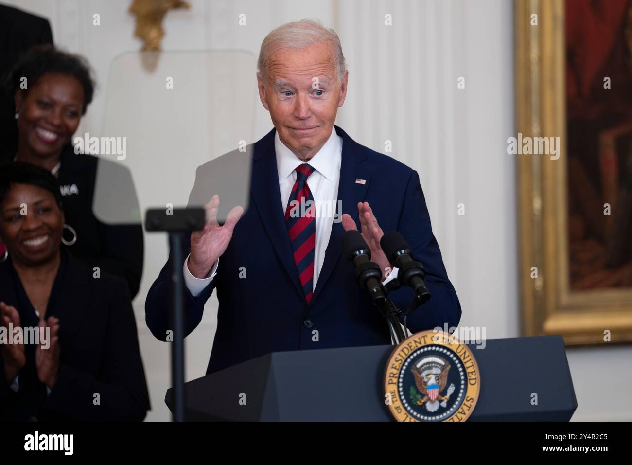 Washington, Vereinigte Staaten. September 2024. US-Präsident Joe Biden begrüßt das Basketball-Team der University of South Carolina Gamecocks Womens im Weißen Haus in Washington, DC, um am 10. September 2024 seine NCAA-Meisterschaftssaison 2023-2024 zu feiern. Quelle: Chris Kleponis/CNP/dpa/Alamy Live News Stockfoto