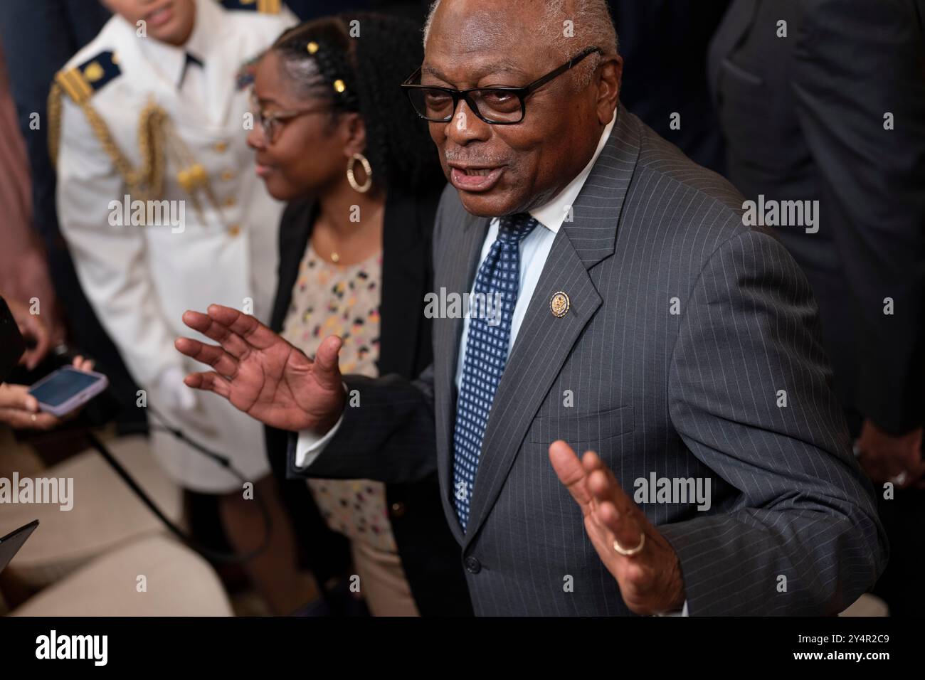 Washington, Vereinigte Staaten. September 2024. Der Vertreter James Clyburn (Demokrat von South Carolina) nimmt an einer Feier des Basketballteams der University of South Carolina Gamecocks Womens im Weißen Haus in Washington, DC Teil und feiert seine NCAA-Meisterschaftssaison 2023-2024 am 10. September 2024. Quelle: Chris Kleponis/CNP/dpa/Alamy Live News Stockfoto
