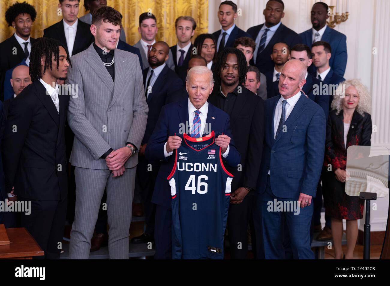 Washington, Vereinigte Staaten. September 2024. US-Präsident Joe Biden erhält ein Mannschaftstrikot vom Basketballteam der University of Connecticut Huskies Mens im Weißen Haus in Washington, DC bei einer Veranstaltung, die die NCAA-Meisterschaftssaison 2023-2024 am 10. September 2024 feiert. Quelle: Chris Kleponis/CNP/dpa/Alamy Live News Stockfoto