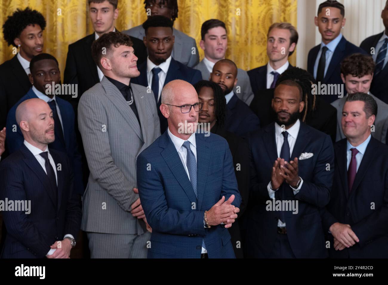 Washington, Vereinigte Staaten. September 2024. Trainer Dan Hurley begrüßt das Basketball-Team der University of Connecticut Huskies Mens im Weißen Haus in Washington, DC, um die NCAA-Meisterschaftssaison 2023-2024 am 10. September 2024 zu feiern. Quelle: Chris Kleponis/CNP/dpa/Alamy Live News Stockfoto