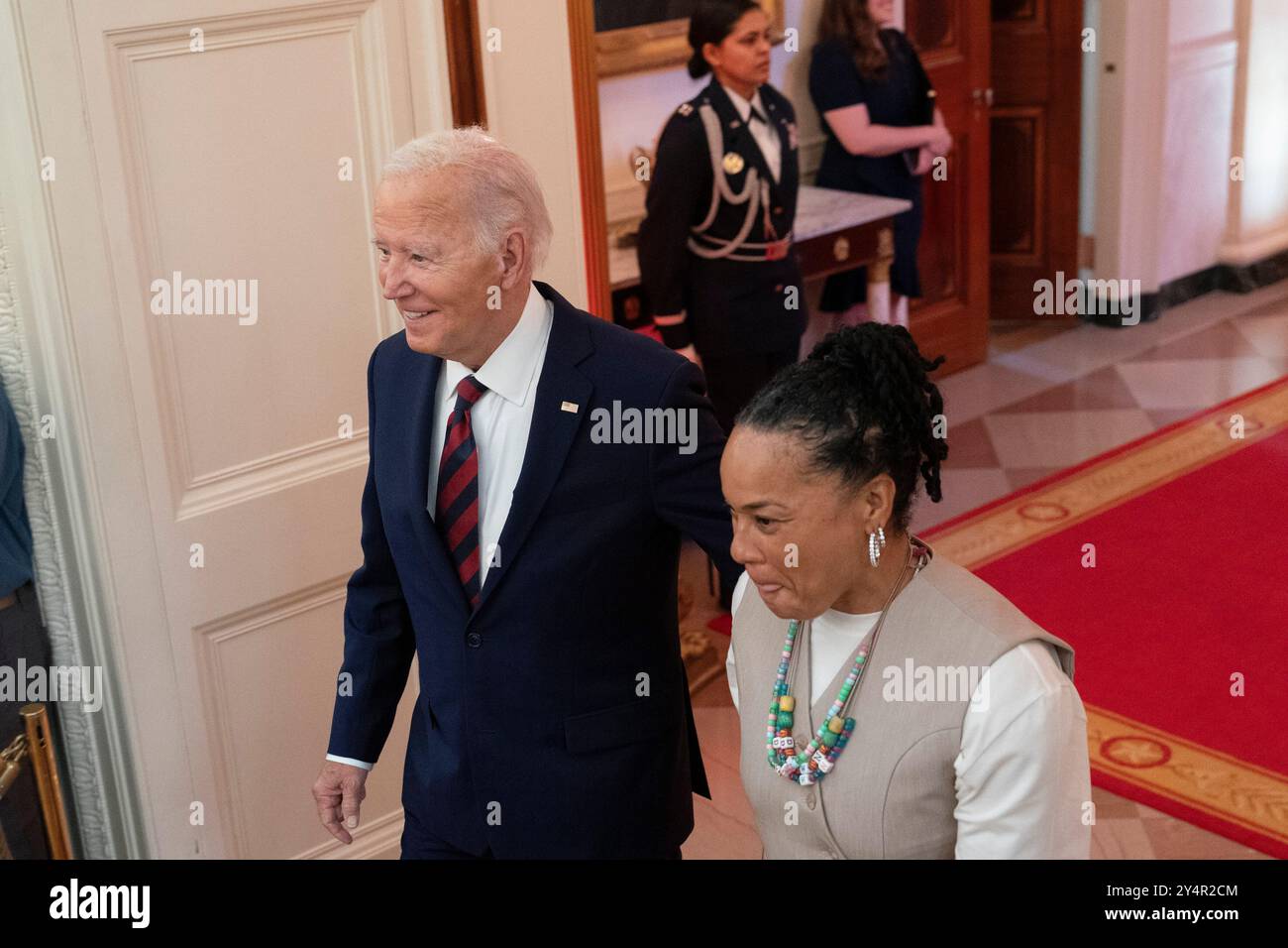 Washington, Vereinigte Staaten. September 2024. US-Präsident Joe Biden trifft mit Trainer Dawn Staley ein, um das Basketballteam der University of South Carolina Gamecocks Womens im Weißen Haus in Washington, DC, zu begrüßen, um am 10. September 2024 ihre NCAA-Meisterschaftssaison 2023-2024 zu feiern. Quelle: Chris Kleponis/CNP/dpa/Alamy Live News Stockfoto