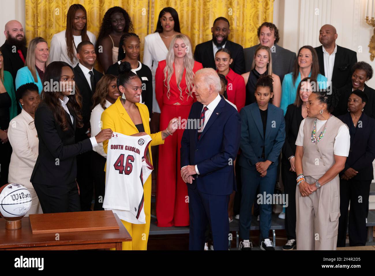 Washington, Vereinigte Staaten. September 2024. US-Präsident Joe Biden erhält ein Mannschaftstrikot von Bree Hall und Te-Hina Paopao bei einer Feier für das Basketball-Team der University of South Carolina Gamecocks Womens im Weißen Haus in Washington, DC, um am 10. September 2023-2024 ihre NCAA-Meisterschaftssaison zu feiern 2024. Quelle: Chris Kleponis/CNP/dpa/Alamy Live News Stockfoto