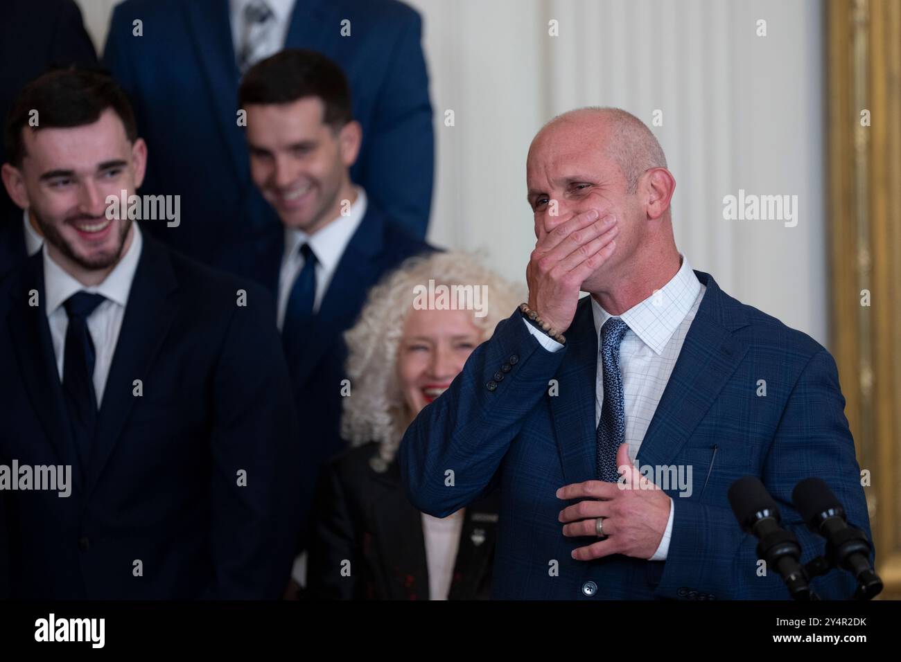 Washington, Vereinigte Staaten. September 2024. Trainer Dan Hurley verdeckt seinen Mund, nachdem er bei einer Feier für das Basketball-Team der University of Connecticut Huskies Mens im Weißen Haus in Washington, DC, zu Ehren der NCAA-Meisterschaftssaison 2023-2024 am 10. September 2024 gesprochen hat. Quelle: Chris Kleponis/CNP/dpa/Alamy Live News Stockfoto