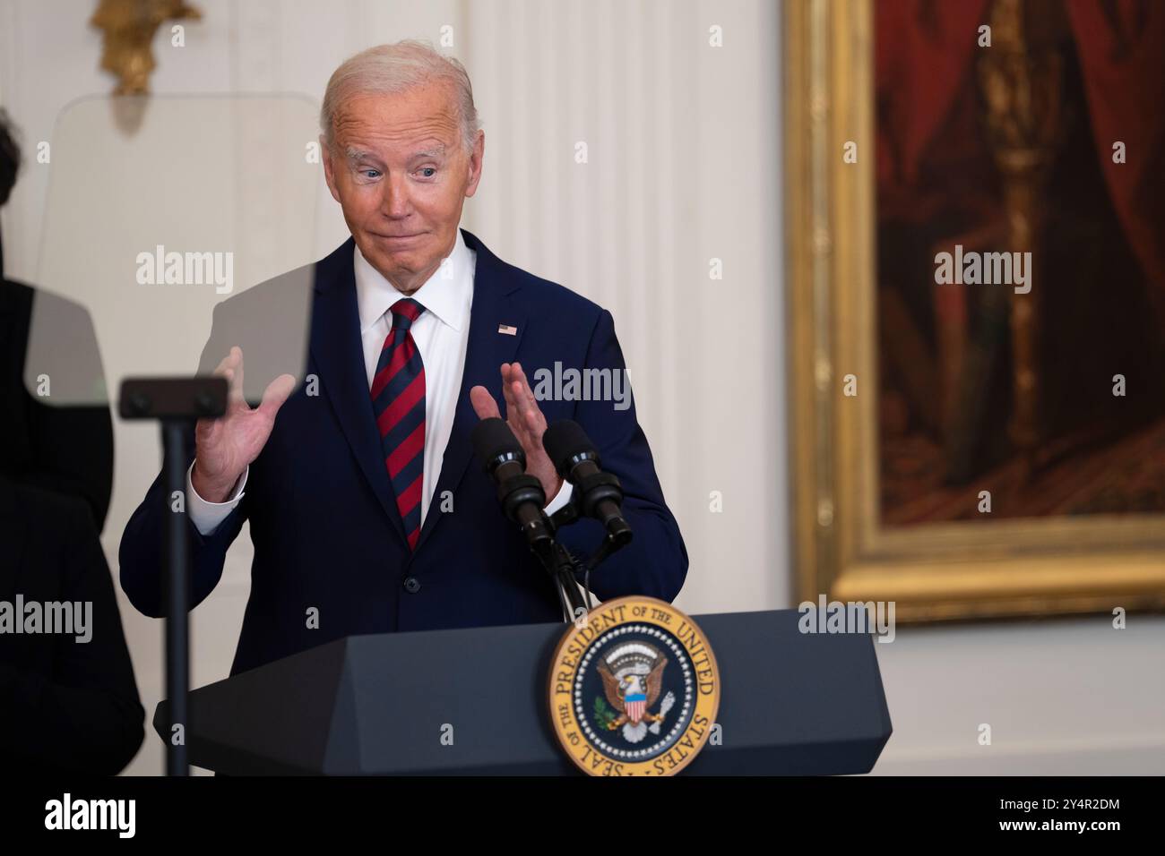 Washington, Vereinigte Staaten. September 2024. US-Präsident Joe Biden begrüßt das Basketball-Team der University of South Carolina Gamecocks Womens im Weißen Haus in Washington, DC, um am 10. September 2024 seine NCAA-Meisterschaftssaison 2023-2024 zu feiern. Quelle: Chris Kleponis/CNP/dpa/Alamy Live News Stockfoto