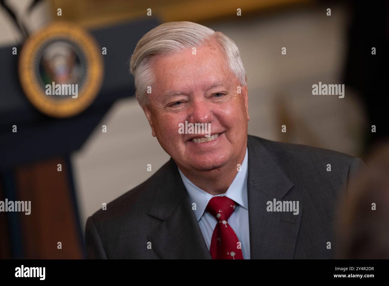 Washington, Vereinigte Staaten. September 2024. US-Senatorin Lindsey Graham (Republikanerin von South Carolina) nimmt an einer Feier für das Basketball-Team der University of South Carolina Gamecocks Womens im Weißen Haus in Washington Teil, die am 10. September 2024 ihre NCAA-Meisterschaftssaison 2023-2024 feiert. Quelle: Chris Kleponis/CNP/dpa/Alamy Live News Stockfoto