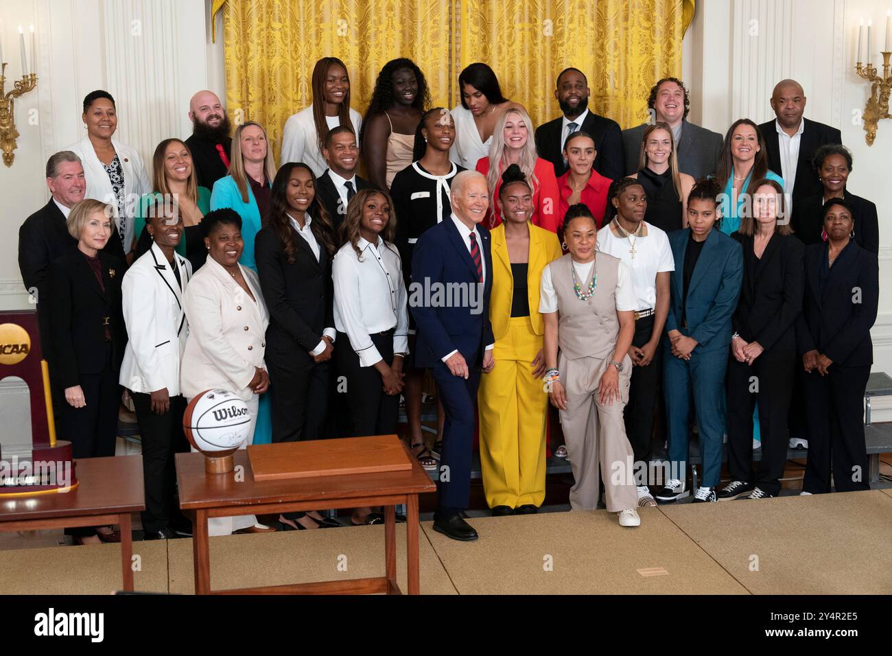 Washington, Vereinigte Staaten. September 2024. US-Präsident Joe Biden posiert für Fotos mit dem Basketball-Team der University of South Carolina Gamecocks Womens im Weißen Haus in Washington, DC, um am 10. September 2024 ihre NCAA-Meisterschaftssaison 2023-2024 zu feiern. Quelle: Chris Kleponis/CNP/dpa/Alamy Live News Stockfoto