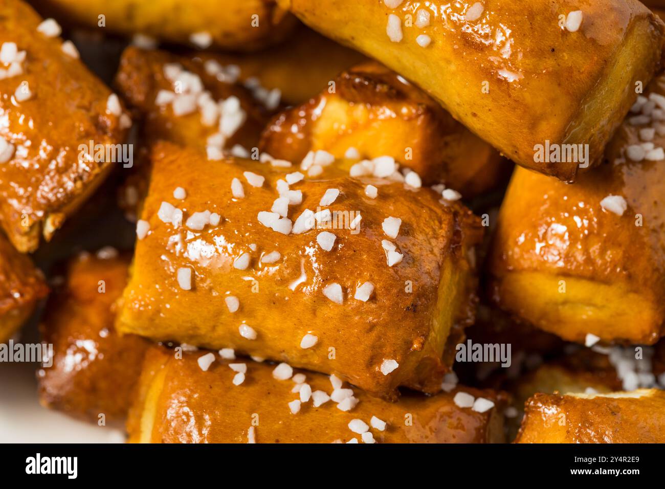 Warme Butterweicher Brezel mit Käse und Senf Stockfoto