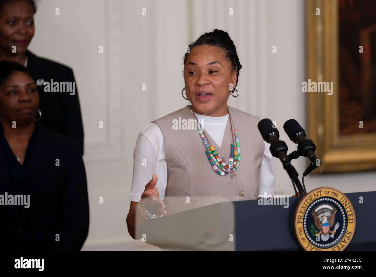 Washington, Vereinigte Staaten. September 2024. Coach Dawn Staley spricht während einer Feier für das Basketball-Team der University of South Carolina Gamecocks Womens im Weißen Haus in Washington, DC, zu Ehren der NCAA-Meisterschaftssaison 2023-2024 am 10. September 2024. Quelle: Chris Kleponis/CNP/dpa/Alamy Live News Stockfoto