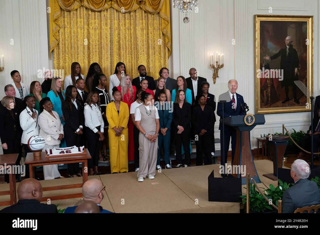 Washington, Vereinigte Staaten. September 2024. US-Präsident Joe Biden begrüßt das Basketball-Team der University of South Carolina Gamecocks Womens im Weißen Haus in Washington, DC, um am 10. September 2024 seine NCAA-Meisterschaftssaison 2023-2024 zu feiern. Quelle: Chris Kleponis/CNP/dpa/Alamy Live News Stockfoto
