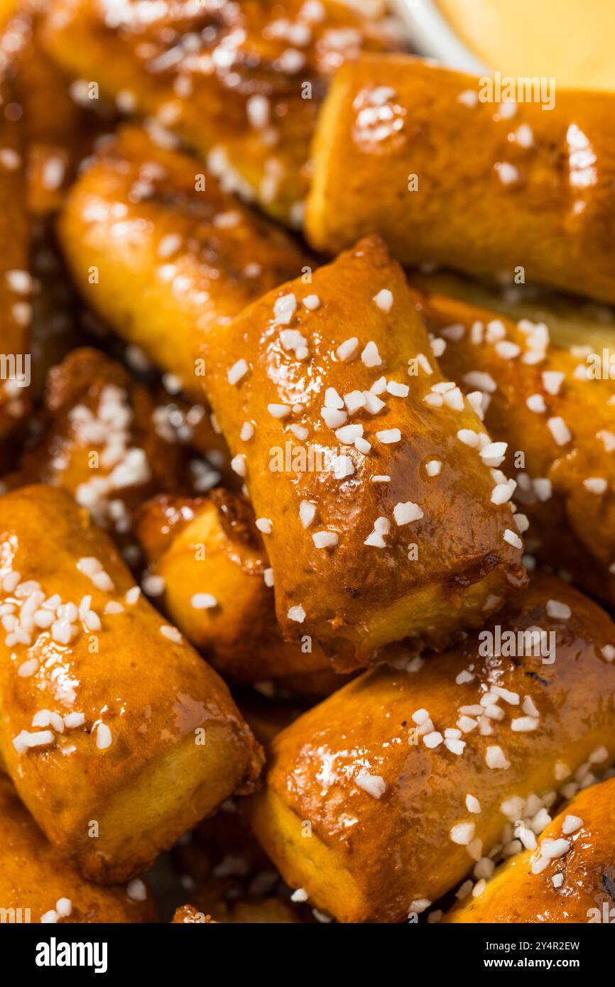 Warme Butterweicher Brezel mit Käse und Senf Stockfoto