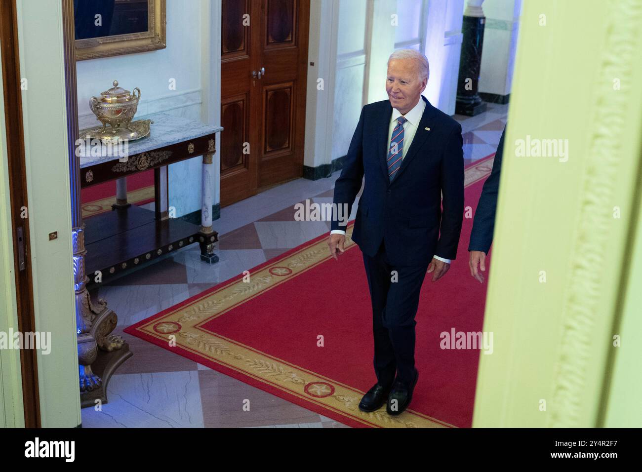 Washington, Vereinigte Staaten. September 2024. US-Präsident Joe Biden begrüßt das Basketballteam der University of Connecticut Huskies Mens im Weißen Haus in Washington, DC, um die NCAA-Meisterschaftssaison 2023-2024 am 10. September 2024 zu feiern. Quelle: Chris Kleponis/CNP/dpa/Alamy Live News Stockfoto