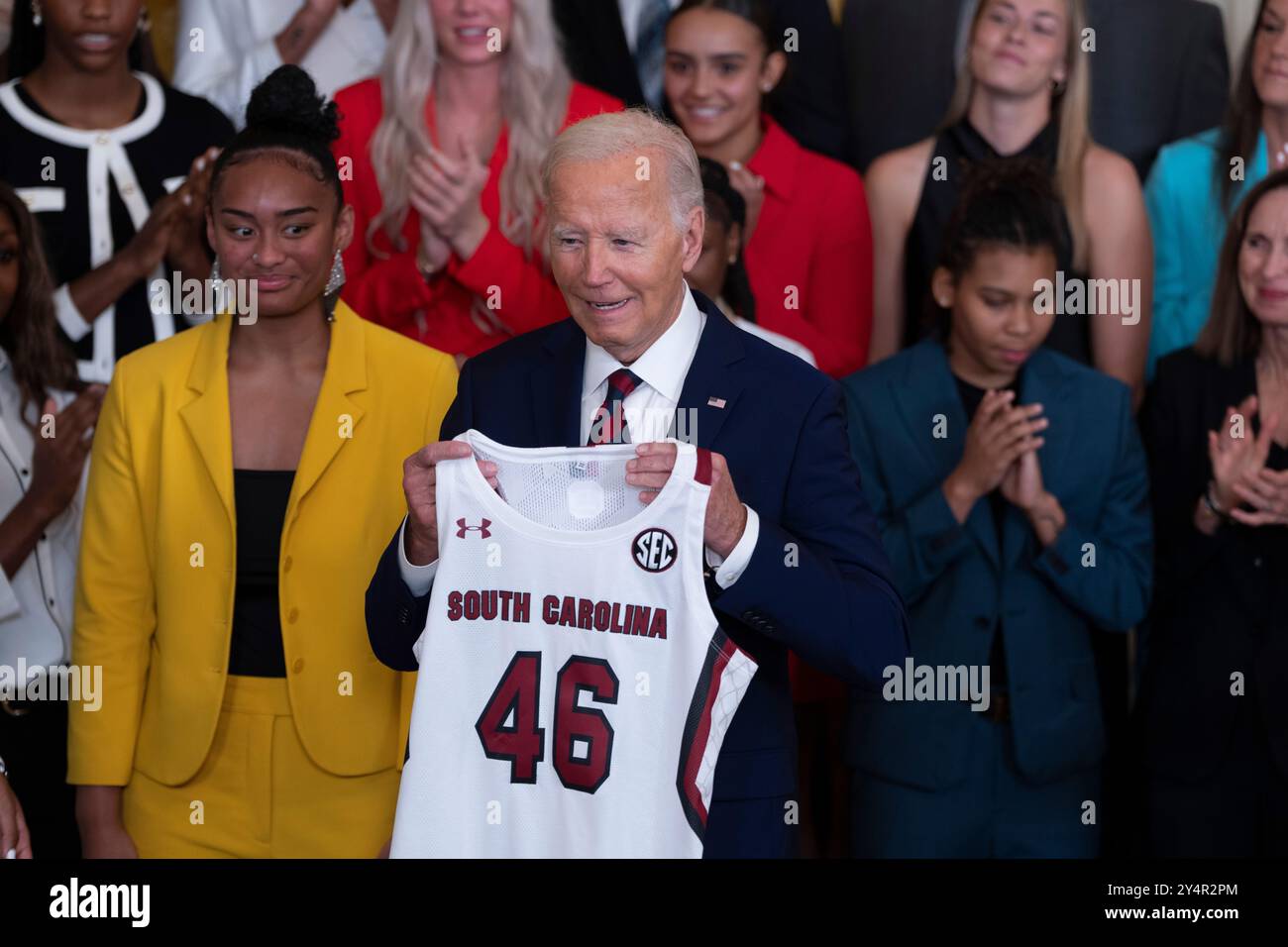 Washington, Vereinigte Staaten. September 2024. US-Präsident Joe Biden zeigt ein Mannschaftstrikot, das auf einer Feier für das Basketball-Team der University of South Carolina Gamecocks Womens im Weißen Haus in Washington, DC, präsentiert wurde, um am 10. September 2024 seine NCAA-Meisterschaftssaison 2023-2024 zu feiern. Quelle: Chris Kleponis/CNP/dpa/Alamy Live News Stockfoto