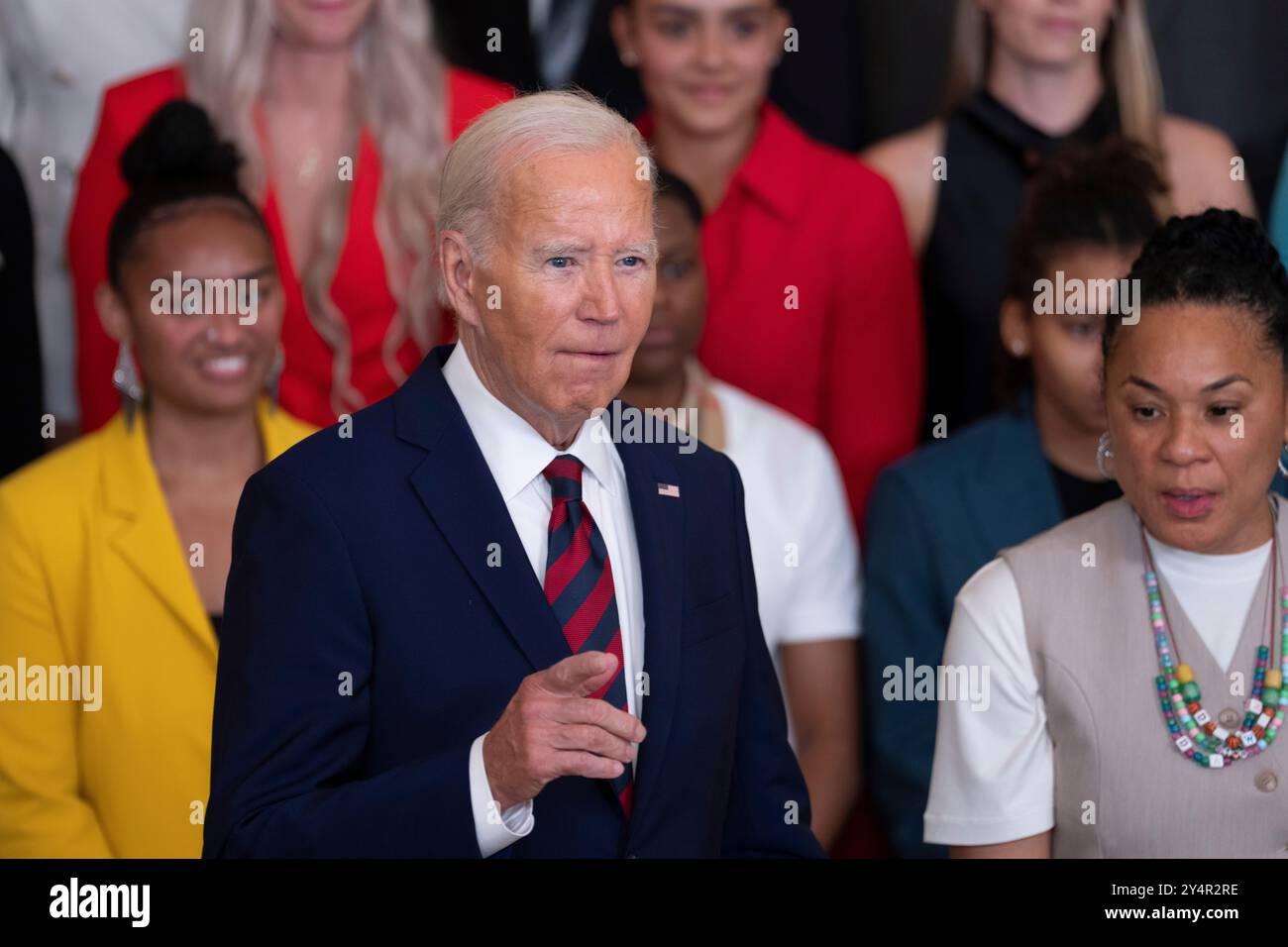 Washington, Vereinigte Staaten. September 2024. US-Präsident Joe Biden begrüßt das Basketball-Team der University of South Carolina Gamecocks Womens im Weißen Haus in Washington, DC, um am 10. September 2024 seine NCAA-Meisterschaftssaison 2023-2024 zu feiern. Quelle: Chris Kleponis/CNP/dpa/Alamy Live News Stockfoto