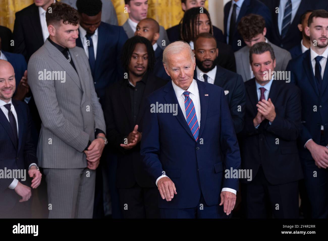 Washington, Vereinigte Staaten. September 2024. US-Präsident Joe Biden begrüßt das Basketballteam der University of Connecticut Huskies Mens im Weißen Haus in Washington, DC, um am 10. September 2024 seine NCAA-Meisterschaftssaison 2023-2024 zu feiern. Quelle: Chris Kleponis/CNP/dpa/Alamy Live News Stockfoto