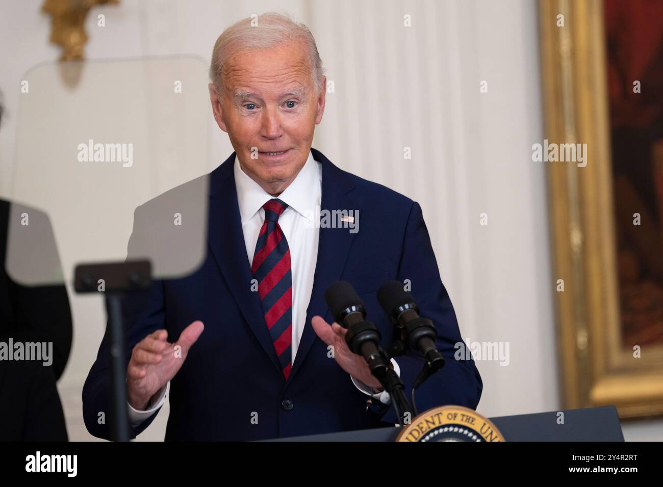 Washington, Vereinigte Staaten. September 2024. US-Präsident Joe Biden begrüßt das Basketball-Team der University of South Carolina Gamecocks Womens im Weißen Haus in Washington, DC, um am 10. September 2024 seine NCAA-Meisterschaftssaison 2023-2024 zu feiern. Quelle: Chris Kleponis/CNP/dpa/Alamy Live News Stockfoto