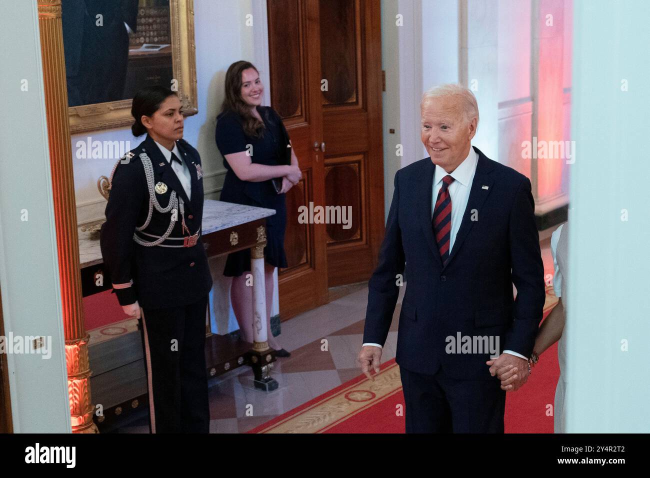Washington, Vereinigte Staaten. September 2024. US-Präsident Joe Biden begrüßt das Basketball-Team der University of South Carolina Gamecocks Womens im Weißen Haus in Washington, DC, um am 10. September 2024 seine NCAA-Meisterschaftssaison 2023-2024 zu feiern. Quelle: Chris Kleponis/CNP/dpa/Alamy Live News Stockfoto