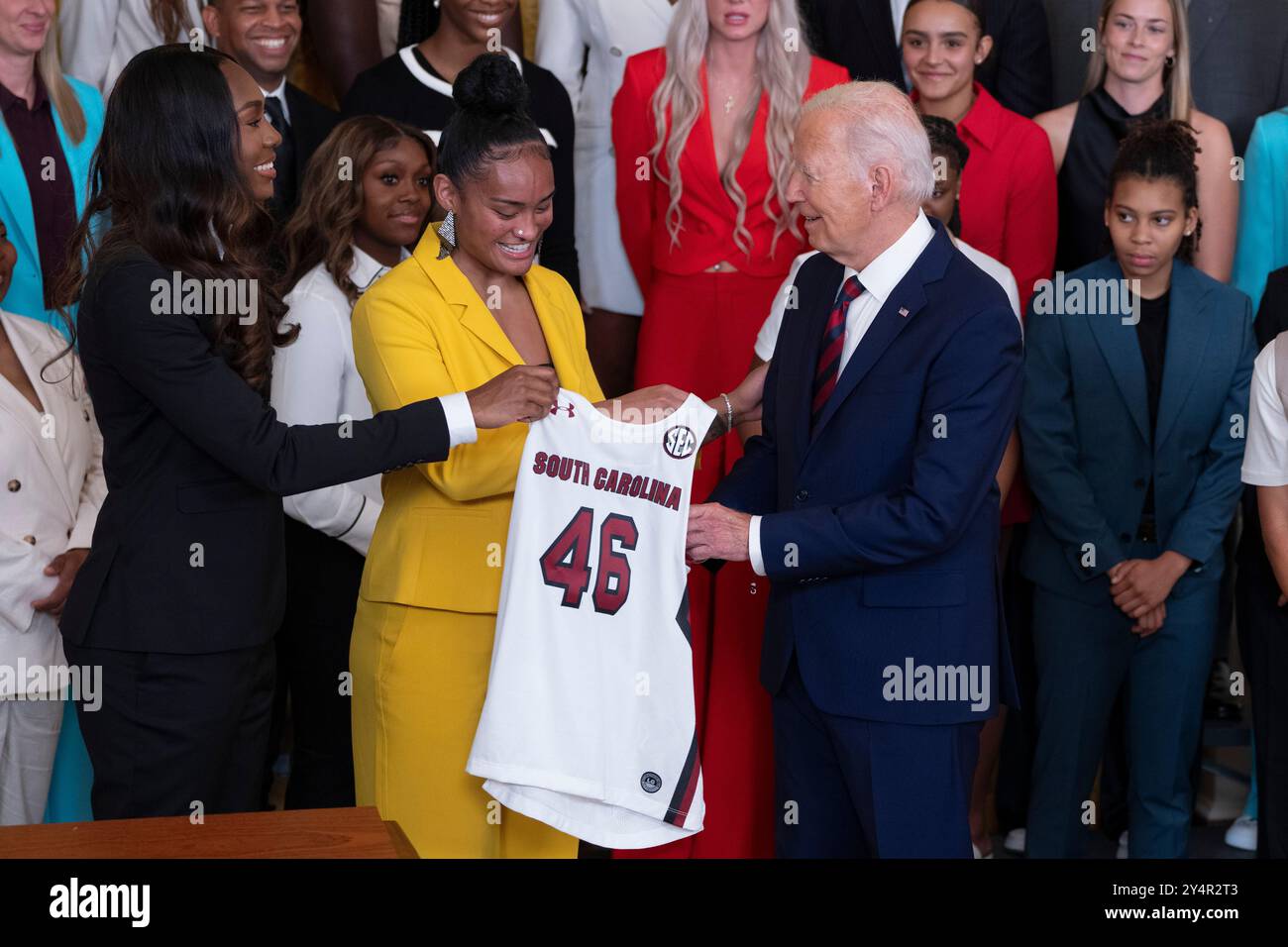 Washington, Vereinigte Staaten. September 2024. US-Präsident Joe Biden erhält ein Mannschaftstrikot von Bree Hall und Te-Hina Paopao bei einer Feier für das Basketball-Team der University of South Carolina Gamecocks Womens im Weißen Haus in Washington, DC, um am 10. September 2023-2024 ihre NCAA-Meisterschaftssaison zu feiern 2024. Quelle: Chris Kleponis/CNP/dpa/Alamy Live News Stockfoto