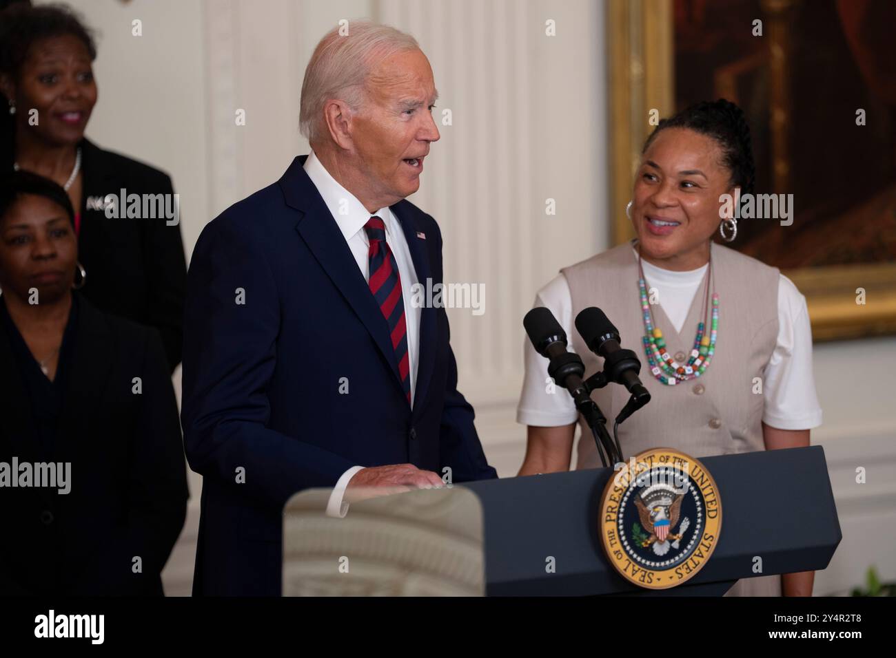 Washington, Vereinigte Staaten. September 2024. US-Präsident Joe Biden begrüßt das Basketball-Team der University of South Carolina Gamecocks Womens im Weißen Haus in Washington, DC, um am 10. September 2024 seine NCAA-Meisterschaftssaison 2023-2024 zu feiern. Quelle: Chris Kleponis/CNP/dpa/Alamy Live News Stockfoto