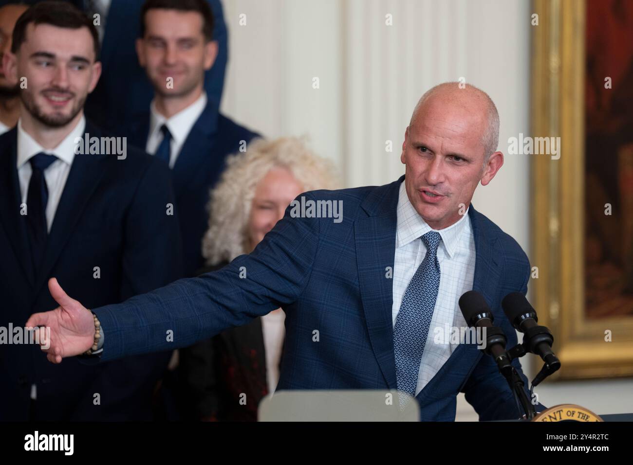 Washington, Vereinigte Staaten. September 2024. Trainer Dan Hurley spricht bei einer Feier für das Basketball-Team der University of Connecticut Huskies Mens im Weißen Haus in Washington, DC, anlässlich der NCAA-Meisterschaftssaison 2023-2024 am 10. September 2024. Quelle: Chris Kleponis/CNP/dpa/Alamy Live News Stockfoto