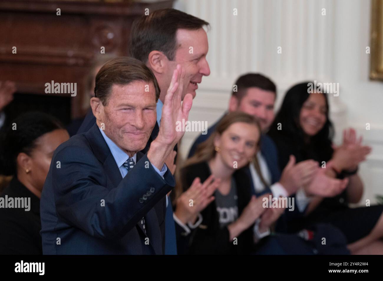 Washington, Vereinigte Staaten. September 2024. Die Senatoren Richard Blumenthal (Demokrat aus Connecticut) und Chris Murphy (Demokrat aus Connecticut) erhalten Beifall während einer Feier, die das Basketballteam der University of Connecticut Huskies Mens im Weißen Haus in Washington, DC anlässlich ihrer NCAA-Meisterschaftssaison 2023-2024 am 10. September 2024 begrüßt. Quelle: Chris Kleponis/CNP/dpa/Alamy Live News Stockfoto