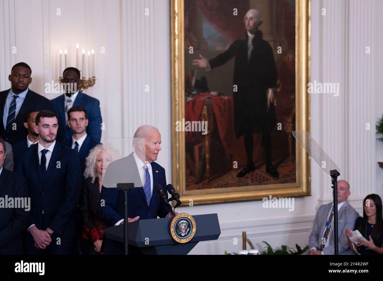 Washington, Vereinigte Staaten. September 2024. US-Präsident Joe Biden begrüßt das Basketballteam der University of Connecticut Huskies Mens im Weißen Haus in Washington, DC, um am 10. September 2024 seine NCAA-Meisterschaftssaison 2023-2024 zu feiern. Quelle: Chris Kleponis/CNP/dpa/Alamy Live News Stockfoto
