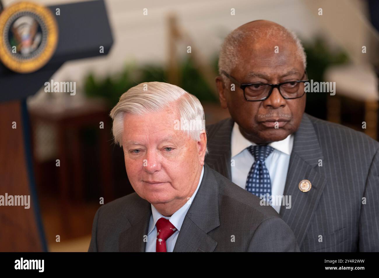 Washington, Vereinigte Staaten. September 2024. Senatorin Lindsey Graham (Republikanerin von South Carolina) und Abgeordneter James Clyburn (Demokrat von South Carolina) nehmen an einer Feier für das Gamecocks Womens Basketball Team der University of South Carolina im Weißen Haus in Washington, DC Teil und feiern ihre NCAA-Meisterschaftssaison 2023-2024 am 10. September 2024. Quelle: Chris Kleponis/CNP/dpa/Alamy Live News Stockfoto