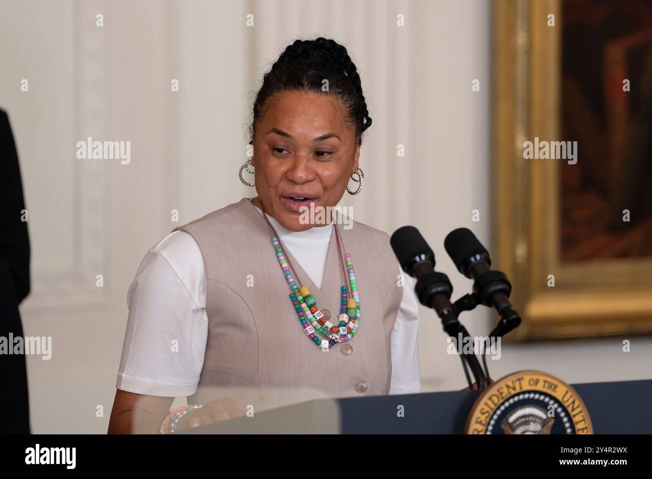 Washington, Vereinigte Staaten. September 2024. Coach Dawn Staley spricht während einer Feier für das Basketball-Team der University of South Carolina Gamecocks Womens im Weißen Haus in Washington, DC, zu Ehren der NCAA-Meisterschaftssaison 2023-2024 am 10. September 2024. Quelle: Chris Kleponis/CNP/dpa/Alamy Live News Stockfoto