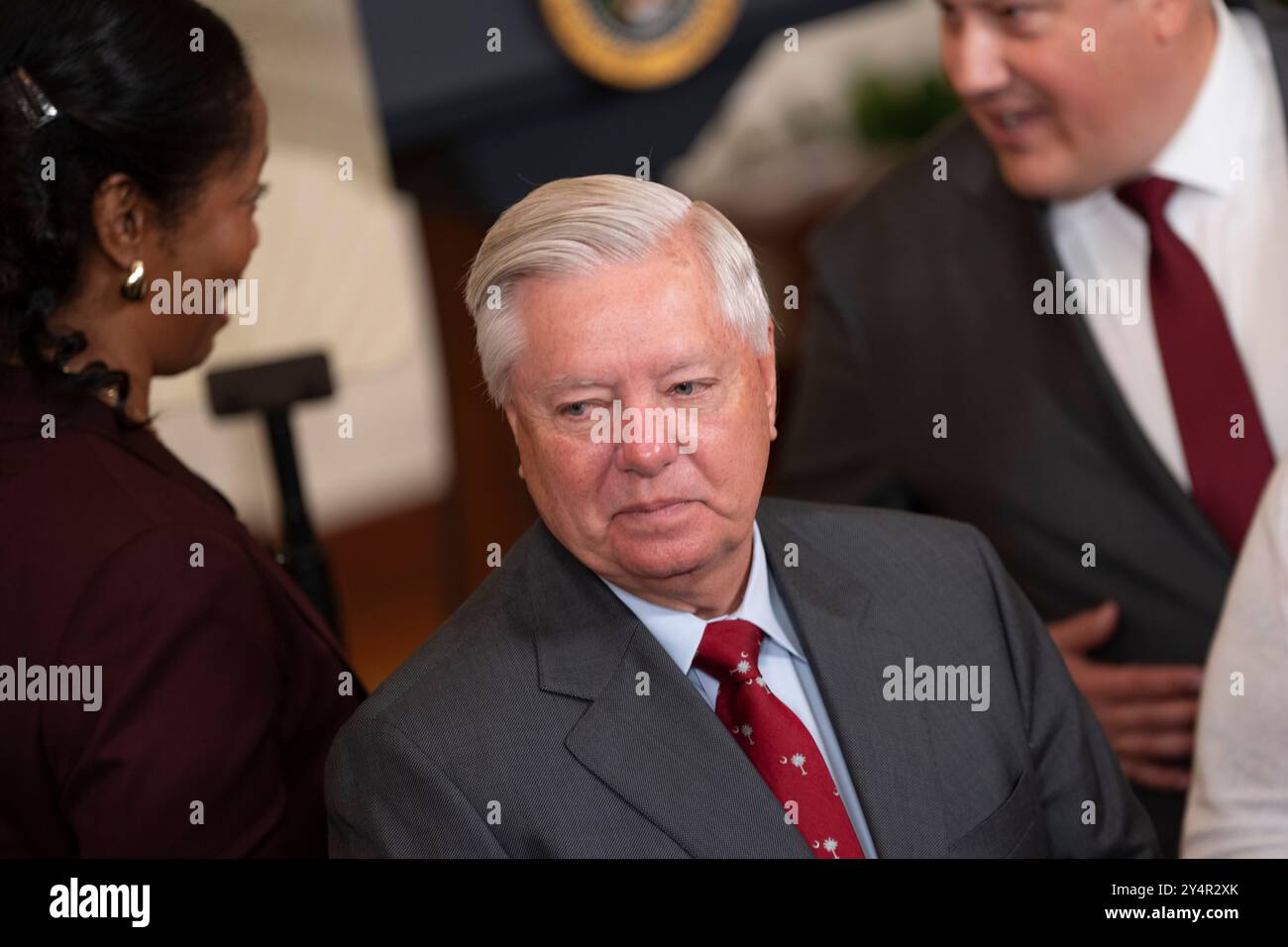 Washington, Vereinigte Staaten. September 2024. US-Senatorin Lindsey Graham (Republikanerin von South Carolina) nimmt an einer Feier für das Basketball-Team der University of South Carolina Gamecocks Womens im Weißen Haus in Washington Teil, die am 10. September 2024 ihre NCAA-Meisterschaftssaison 2023-2024 feiert. Quelle: Chris Kleponis/CNP/dpa/Alamy Live News Stockfoto